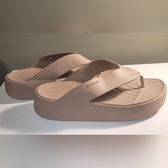 Crocs Platform Latte Flip Flops. Size 7 Soft and Comfy - Picture 5 of 8